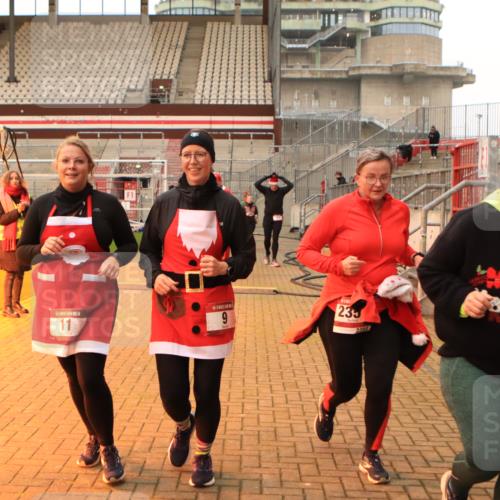 08.12.2024 - St. Pauli X-Mass-Run No. 14 Kathrin Stürmer Photography http://msf.ph/oto/7533880 08.12.2024 10:07:23 Ziel  meine-sportfotos.de