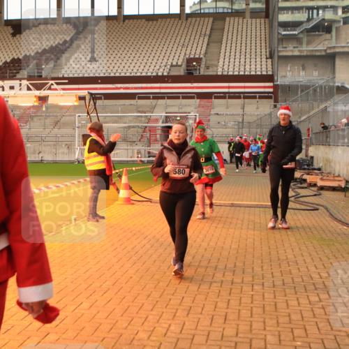 08.12.2024 - St. Pauli X-Mass-Run No. 14 Kathrin Stürmer Photography http://msf.ph/oto/7533901 08.12.2024 10:07:30 Ziel  meine-sportfotos.de