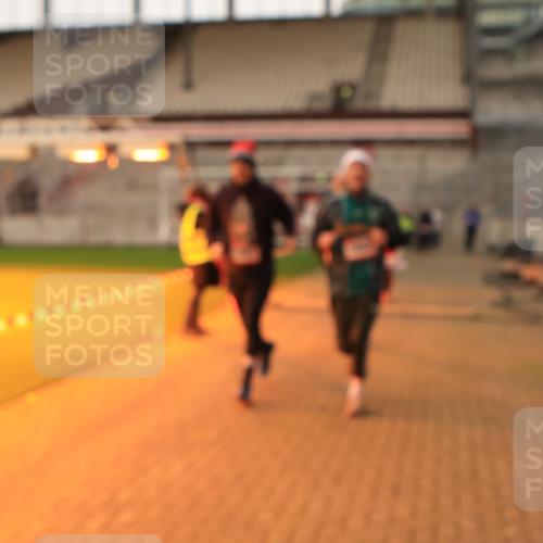 08.12.2024 - St. Pauli X-Mass-Run No. 14 Kathrin Stürmer Photography http://msf.ph/oto/7533942 08.12.2024 10:07:50 Ziel  meine-sportfotos.de