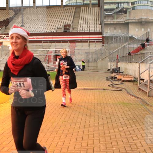 08.12.2024 - St. Pauli X-Mass-Run No. 14 Kathrin Stürmer Photography http://msf.ph/oto/7534262 08.12.2024 10:09:53 Ziel  meine-sportfotos.de
