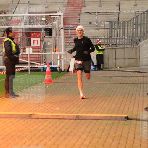 08.12.2024 - St. Pauli X-Mass-Run No. 14 Kathrin Stürmer Photography http://msf.ph/oto/7534678 08.12.2024 09:48:24 Ziel  meine-sportfotos.de