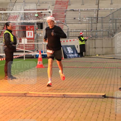 08.12.2024 - St. Pauli X-Mass-Run No. 14 Kathrin Stürmer Photography http://msf.ph/oto/7534680 08.12.2024 09:48:24 Ziel  meine-sportfotos.de