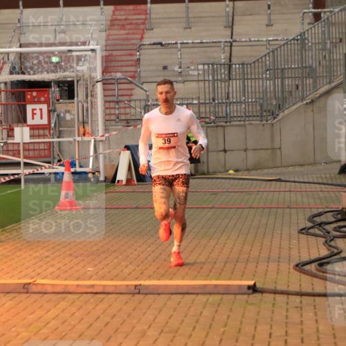 08.12.2024 - St. Pauli X-Mass-Run No. 14 Kathrin Stürmer Photography http://msf.ph/oto/7534681 08.12.2024 09:48:37 Ziel  meine-sportfotos.de