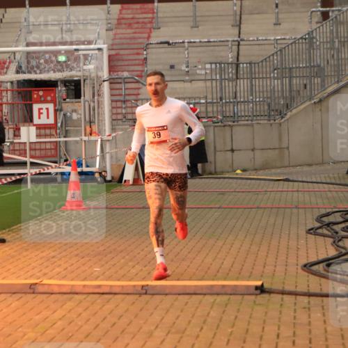 08.12.2024 - St. Pauli X-Mass-Run No. 14 Kathrin Stürmer Photography http://msf.ph/oto/7534682 08.12.2024 09:48:37 Ziel  meine-sportfotos.de