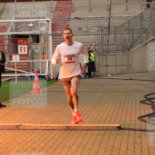 08.12.2024 - St. Pauli X-Mass-Run No. 14 Kathrin Stürmer Photography http://msf.ph/oto/7534683 08.12.2024 09:48:37 Ziel  meine-sportfotos.de