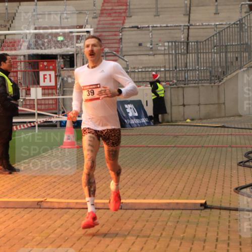 08.12.2024 - St. Pauli X-Mass-Run No. 14 Kathrin Stürmer Photography http://msf.ph/oto/7534685 08.12.2024 09:48:38 Ziel  meine-sportfotos.de