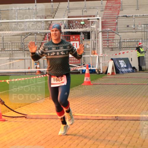 08.12.2024 - St. Pauli X-Mass-Run No. 14 Kathrin Stürmer Photography http://msf.ph/oto/7534711 08.12.2024 09:50:53 Ziel  meine-sportfotos.de
