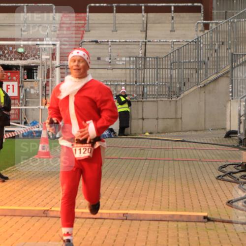 08.12.2024 - St. Pauli X-Mass-Run No. 14 Kathrin Stürmer Photography http://msf.ph/oto/7534776 08.12.2024 09:52:48 Ziel  meine-sportfotos.de
