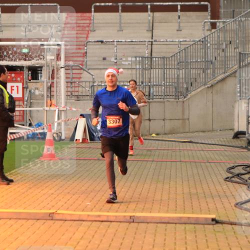 08.12.2024 - St. Pauli X-Mass-Run No. 14 Kathrin Stürmer Photography http://msf.ph/oto/7534788 08.12.2024 09:53:07 Ziel  meine-sportfotos.de