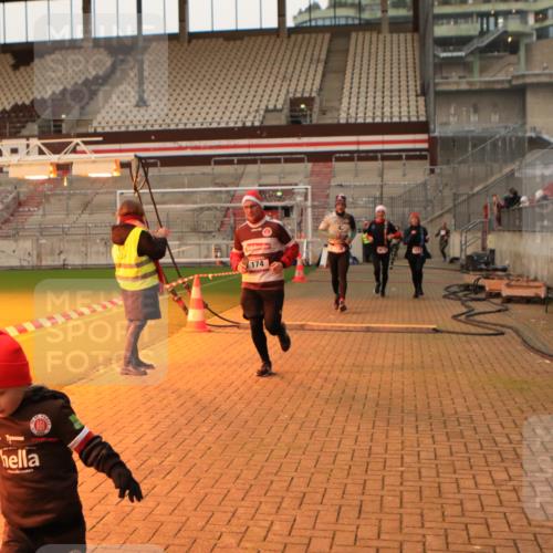 08.12.2024 - St. Pauli X-Mass-Run No. 14 Kathrin Stürmer Photography http://msf.ph/oto/7534914 08.12.2024 10:00:04 Ziel  meine-sportfotos.de