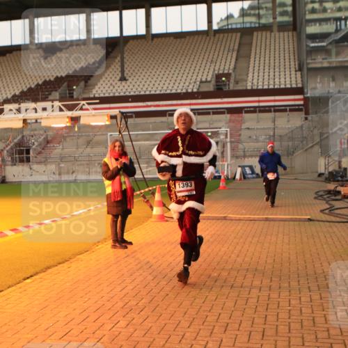08.12.2024 - St. Pauli X-Mass-Run No. 14 Kathrin Stürmer Photography http://msf.ph/oto/7534934 08.12.2024 10:00:18 Ziel  meine-sportfotos.de