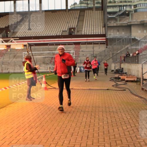 08.12.2024 - St. Pauli X-Mass-Run No. 14 Kathrin Stürmer Photography http://msf.ph/oto/7534963 08.12.2024 10:01:24 Ziel  meine-sportfotos.de
