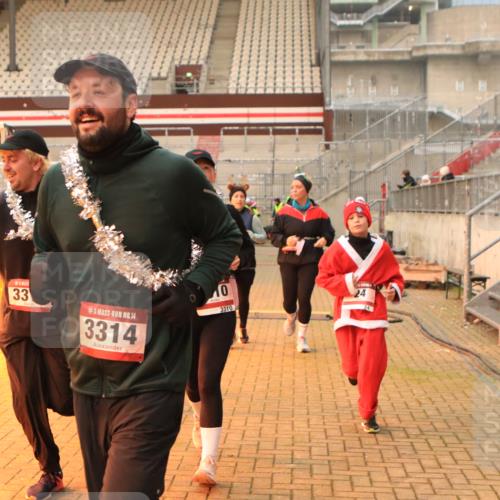 08.12.2024 - St. Pauli X-Mass-Run No. 14 Kathrin Stürmer Photography http://msf.ph/oto/7535276 08.12.2024 10:04:54 Ziel  meine-sportfotos.de