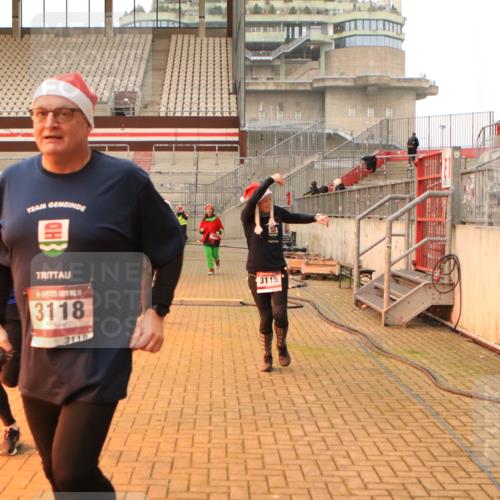 08.12.2024 - St. Pauli X-Mass-Run No. 14 Kathrin Stürmer Photography http://msf.ph/oto/7535382 08.12.2024 10:05:32 Ziel  meine-sportfotos.de