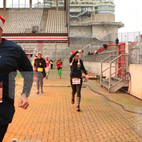 08.12.2024 - St. Pauli X-Mass-Run No. 14 Kathrin Stürmer Photography http://msf.ph/oto/7535383 08.12.2024 10:05:32 Ziel  meine-sportfotos.de
