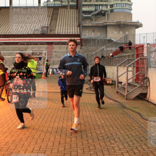 08.12.2024 - St. Pauli X-Mass-Run No. 14 Kathrin Stürmer Photography http://msf.ph/oto/7535633 08.12.2024 10:06:50 Ziel  meine-sportfotos.de