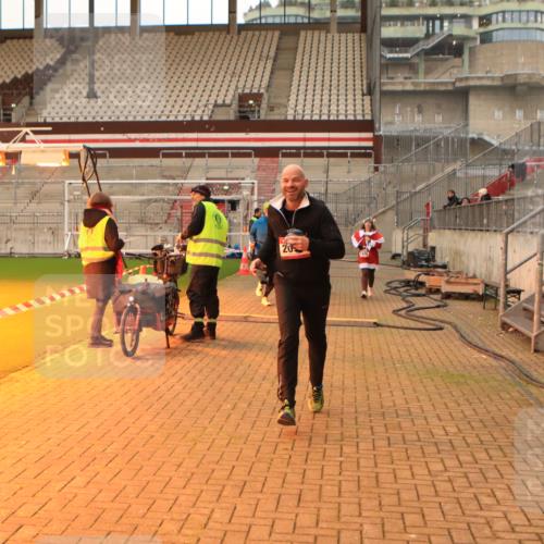 08.12.2024 - St. Pauli X-Mass-Run No. 14 Kathrin Stürmer Photography http://msf.ph/oto/7535651 08.12.2024 10:06:54 Ziel  meine-sportfotos.de