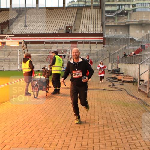 08.12.2024 - St. Pauli X-Mass-Run No. 14 Kathrin Stürmer Photography http://msf.ph/oto/7535652 08.12.2024 10:06:54 Ziel  meine-sportfotos.de