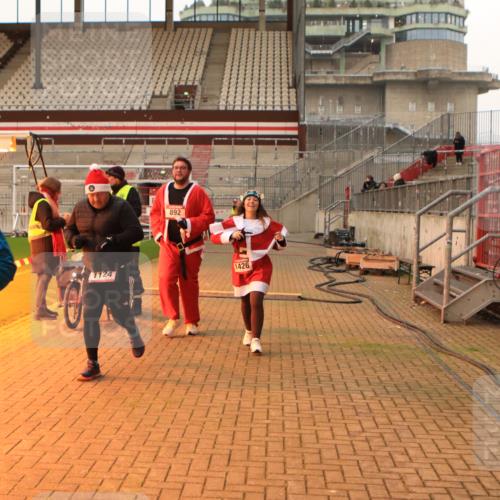 08.12.2024 - St. Pauli X-Mass-Run No. 14 Kathrin Stürmer Photography http://msf.ph/oto/7535664 08.12.2024 10:06:58 Ziel  meine-sportfotos.de