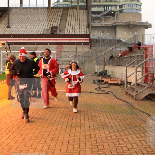 08.12.2024 - St. Pauli X-Mass-Run No. 14 Kathrin Stürmer Photography http://msf.ph/oto/7535665 08.12.2024 10:06:58 Ziel  meine-sportfotos.de