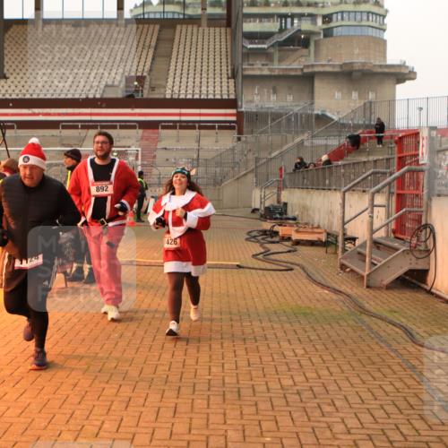 08.12.2024 - St. Pauli X-Mass-Run No. 14 Kathrin Stürmer Photography http://msf.ph/oto/7535666 08.12.2024 10:06:58 Ziel  meine-sportfotos.de