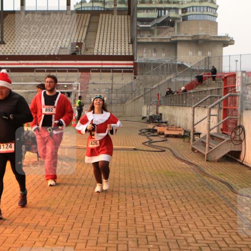 08.12.2024 - St. Pauli X-Mass-Run No. 14 Kathrin Stürmer Photography http://msf.ph/oto/7535667 08.12.2024 10:06:58 Ziel  meine-sportfotos.de