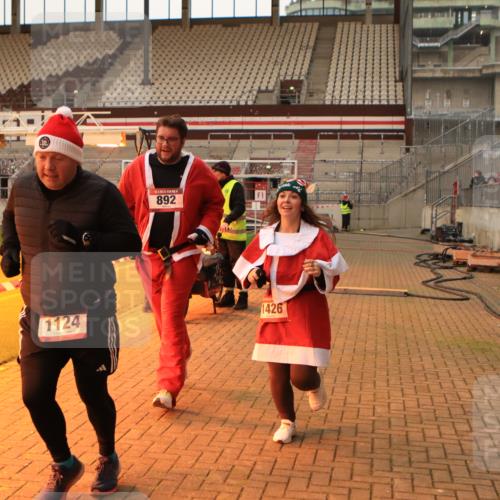 08.12.2024 - St. Pauli X-Mass-Run No. 14 Kathrin Stürmer Photography http://msf.ph/oto/7535669 08.12.2024 10:06:59 Ziel  meine-sportfotos.de