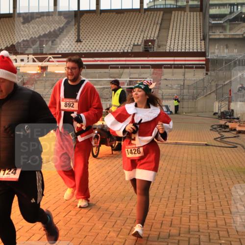 08.12.2024 - St. Pauli X-Mass-Run No. 14 Kathrin Stürmer Photography http://msf.ph/oto/7535670 08.12.2024 10:06:59 Ziel  meine-sportfotos.de