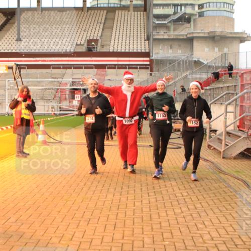 08.12.2024 - St. Pauli X-Mass-Run No. 14 Kathrin Stürmer Photography http://msf.ph/oto/7535678 08.12.2024 10:07:17 Ziel  meine-sportfotos.de
