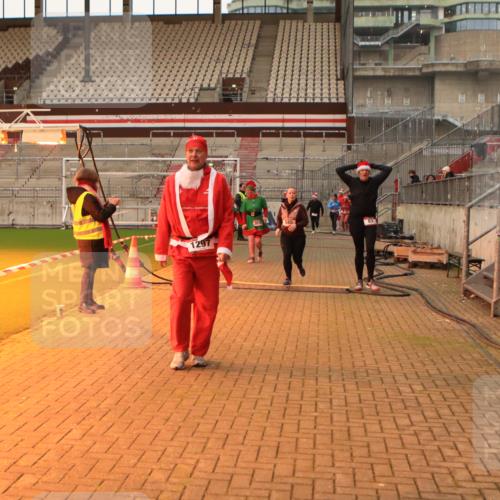 08.12.2024 - St. Pauli X-Mass-Run No. 14 Kathrin Stürmer Photography http://msf.ph/oto/7535710 08.12.2024 10:07:27 Ziel  meine-sportfotos.de