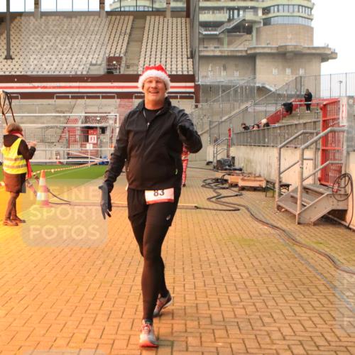 08.12.2024 - St. Pauli X-Mass-Run No. 14 Kathrin Stürmer Photography http://msf.ph/oto/7535732 08.12.2024 10:07:34 Ziel  meine-sportfotos.de