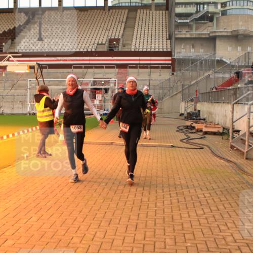 08.12.2024 - St. Pauli X-Mass-Run No. 14 Kathrin Stürmer Photography http://msf.ph/oto/7535747 08.12.2024 10:07:47 Ziel  meine-sportfotos.de