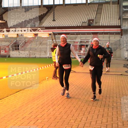 08.12.2024 - St. Pauli X-Mass-Run No. 14 Kathrin Stürmer Photography http://msf.ph/oto/7535748 08.12.2024 10:07:47 Ziel  meine-sportfotos.de