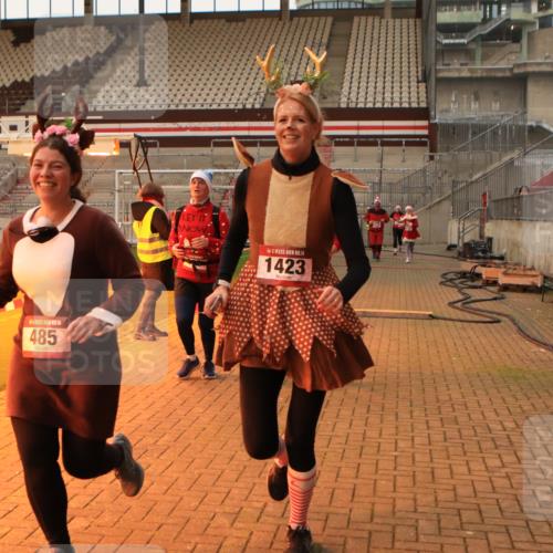 08.12.2024 - St. Pauli X-Mass-Run No. 14 Kathrin Stürmer Photography http://msf.ph/oto/7535780 08.12.2024 10:08:05 Ziel  meine-sportfotos.de