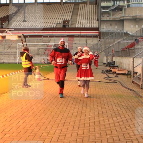 08.12.2024 - St. Pauli X-Mass-Run No. 14 Kathrin Stürmer Photography http://msf.ph/oto/7535790 08.12.2024 10:08:13 Ziel  meine-sportfotos.de