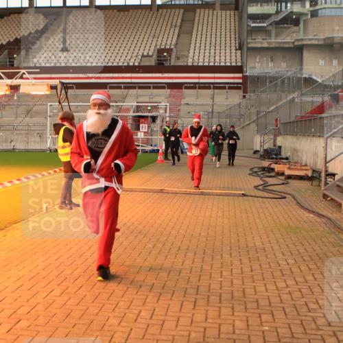 08.12.2024 - St. Pauli X-Mass-Run No. 14 Kathrin Stürmer Photography http://msf.ph/oto/7535814 08.12.2024 10:08:21 Ziel  meine-sportfotos.de