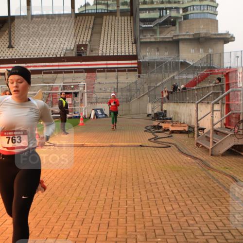 08.12.2024 - St. Pauli X-Mass-Run No. 14 Kathrin Stürmer Photography http://msf.ph/oto/7542321 08.12.2024 09:57:01 Ziel  meine-sportfotos.de
