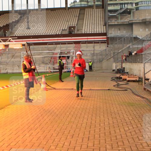 08.12.2024 - St. Pauli X-Mass-Run No. 14 Kathrin Stürmer Photography http://msf.ph/oto/7542322 08.12.2024 09:57:04 Ziel  meine-sportfotos.de