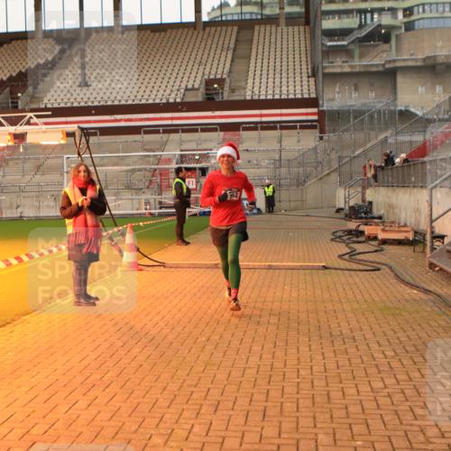 08.12.2024 - St. Pauli X-Mass-Run No. 14 Kathrin Stürmer Photography http://msf.ph/oto/7542324 08.12.2024 09:57:05 Ziel  meine-sportfotos.de