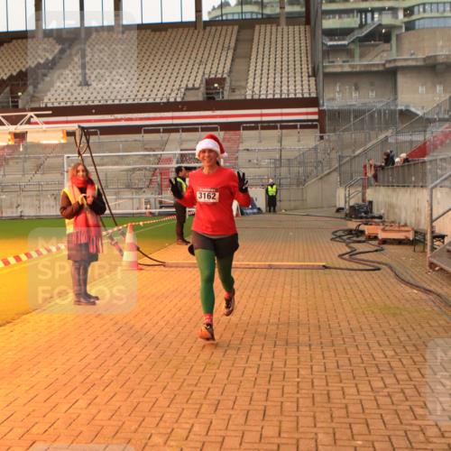 08.12.2024 - St. Pauli X-Mass-Run No. 14 Kathrin Stürmer Photography http://msf.ph/oto/7542326 08.12.2024 09:57:05 Ziel  meine-sportfotos.de