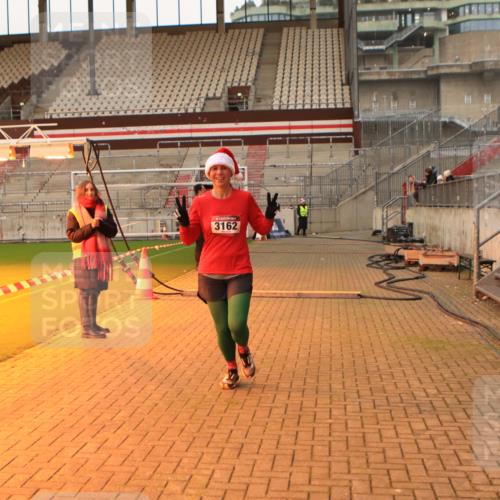 08.12.2024 - St. Pauli X-Mass-Run No. 14 Kathrin Stürmer Photography http://msf.ph/oto/7542327 08.12.2024 09:57:05 Ziel  meine-sportfotos.de