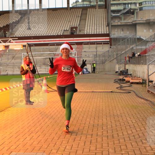 08.12.2024 - St. Pauli X-Mass-Run No. 14 Kathrin Stürmer Photography http://msf.ph/oto/7542328 08.12.2024 09:57:06 Ziel  meine-sportfotos.de