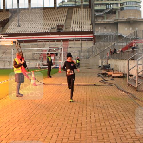 08.12.2024 - St. Pauli X-Mass-Run No. 14 Kathrin Stürmer Photography http://msf.ph/oto/7542353 08.12.2024 09:57:33 Ziel  meine-sportfotos.de