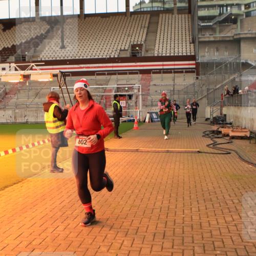 08.12.2024 - St. Pauli X-Mass-Run No. 14 Kathrin Stürmer Photography http://msf.ph/oto/7542434 08.12.2024 09:58:15 Ziel  meine-sportfotos.de