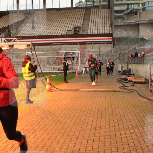 08.12.2024 - St. Pauli X-Mass-Run No. 14 Kathrin Stürmer Photography http://msf.ph/oto/7542437 08.12.2024 09:58:16 Ziel  meine-sportfotos.de