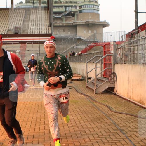 08.12.2024 - St. Pauli X-Mass-Run No. 14 Kathrin Stürmer Photography http://msf.ph/oto/7542636 08.12.2024 09:59:30 Ziel  meine-sportfotos.de