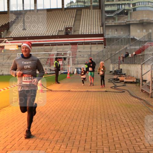 08.12.2024 - St. Pauli X-Mass-Run No. 14 Kathrin Stürmer Photography http://msf.ph/oto/7542663 08.12.2024 09:59:44 Ziel  meine-sportfotos.de
