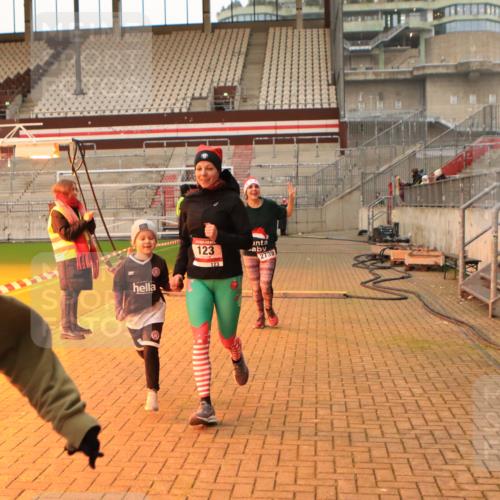 08.12.2024 - St. Pauli X-Mass-Run No. 14 Kathrin Stürmer Photography http://msf.ph/oto/7542676 08.12.2024 09:59:48 Ziel  meine-sportfotos.de
