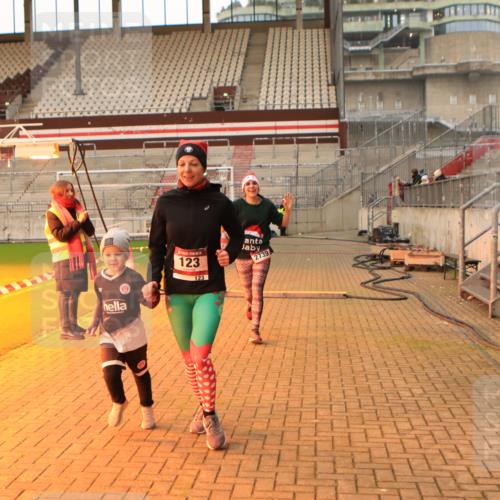 08.12.2024 - St. Pauli X-Mass-Run No. 14 Kathrin Stürmer Photography http://msf.ph/oto/7542677 08.12.2024 09:59:48 Ziel  meine-sportfotos.de