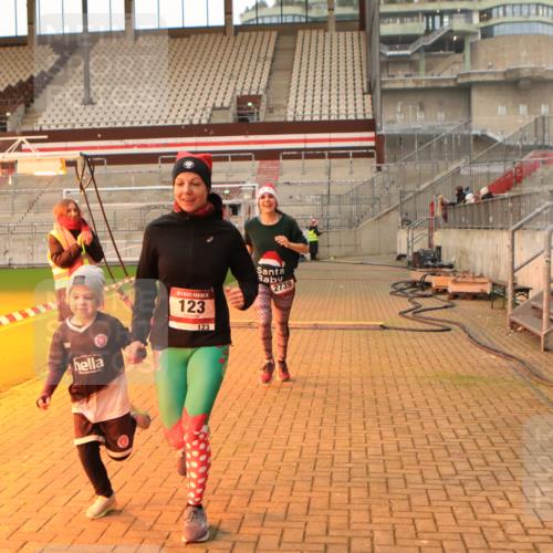 08.12.2024 - St. Pauli X-Mass-Run No. 14 Kathrin Stürmer Photography http://msf.ph/oto/7542678 08.12.2024 09:59:48 Ziel  meine-sportfotos.de